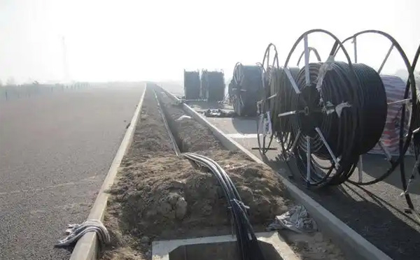 西峰光缆施工如何应对复杂地形布线难题? 西峰光缆施工如何应对复杂地形布线难题?